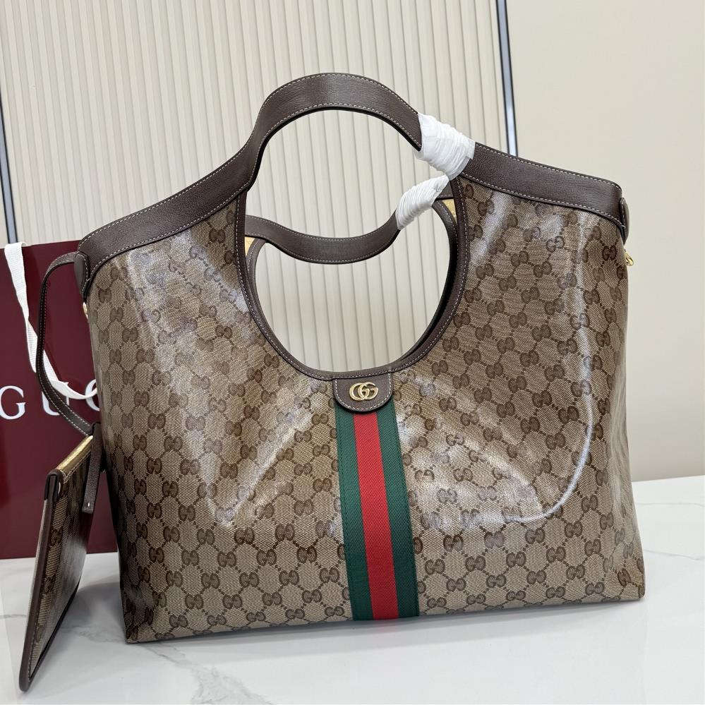 The 2026 SpringSummer collection is newly launched with a full set of packaging The Gucci Giglio handbag series further elevates its design with lea