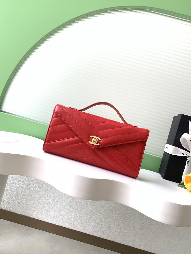 The 26X envelope bag is a Christmas limited edition series made of classic Vgrain calf leather paired with a golden doubleC logo elegant and retr