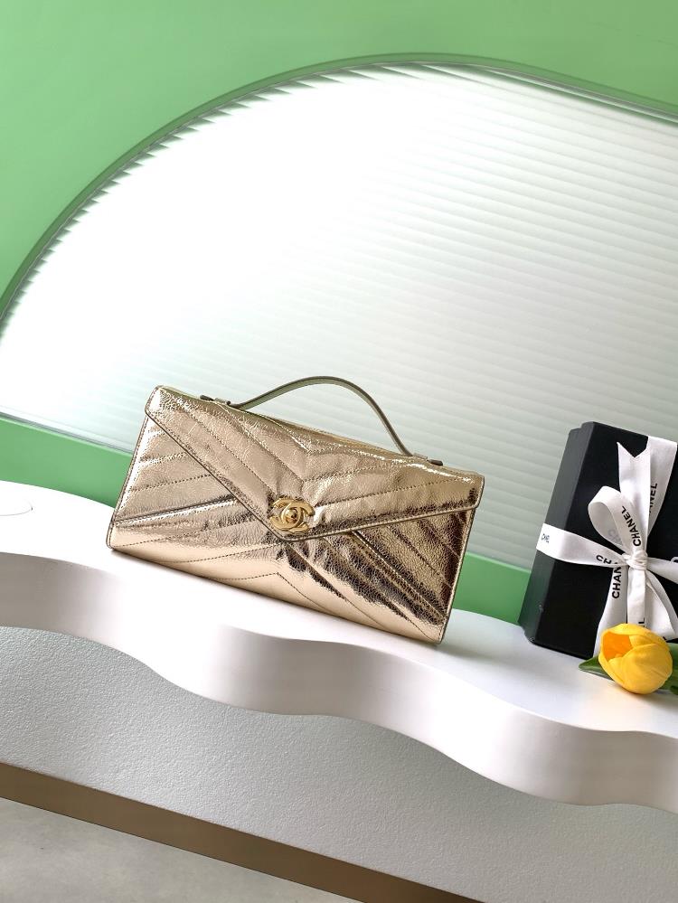 The 26X envelope bag is a Christmas limited edition series made of classic Vgrain calf leather paired with a golden doubleC logo elegant and retr