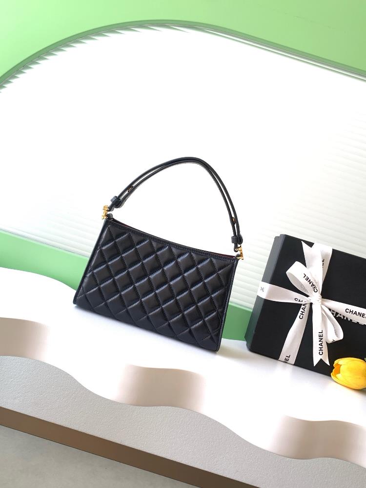 Chanel 26X Christmas limited edition armpit bag classic diamond patterned sheepskin delicate and soft texture full of luster Compact and lightweig