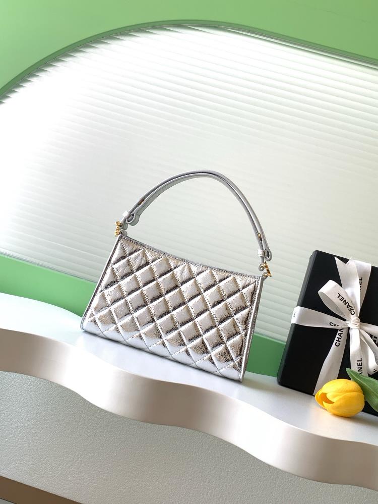 Chanel 26X Christmas limited edition armpit bag classic diamond patterned sheepskin delicate and soft texture full of luster Compact and lightweig