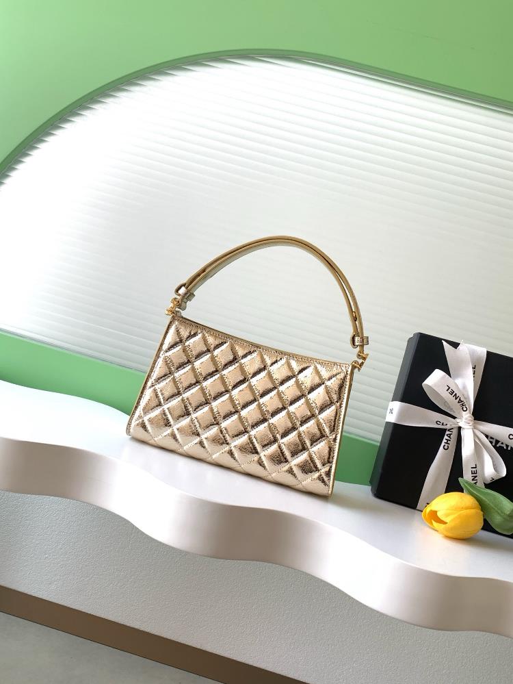 Chanel 26X Christmas limited edition armpit bag classic diamond patterned sheepskin delicate and soft texture full of luster Compact and lightweig