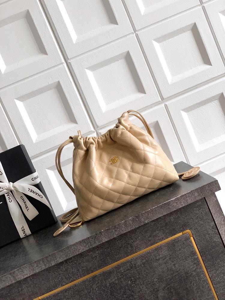 The beige OHANEL black lucky bag is made of classic diamond patterned soft leather and the metal double CLogo is highly recognizable Drawstring draw
