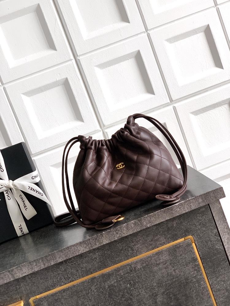 Coffee colored OHANEL black lucky bag classic diamond patterned soft leather metal double CLogo is highly recognizable Drawstring drawstring design