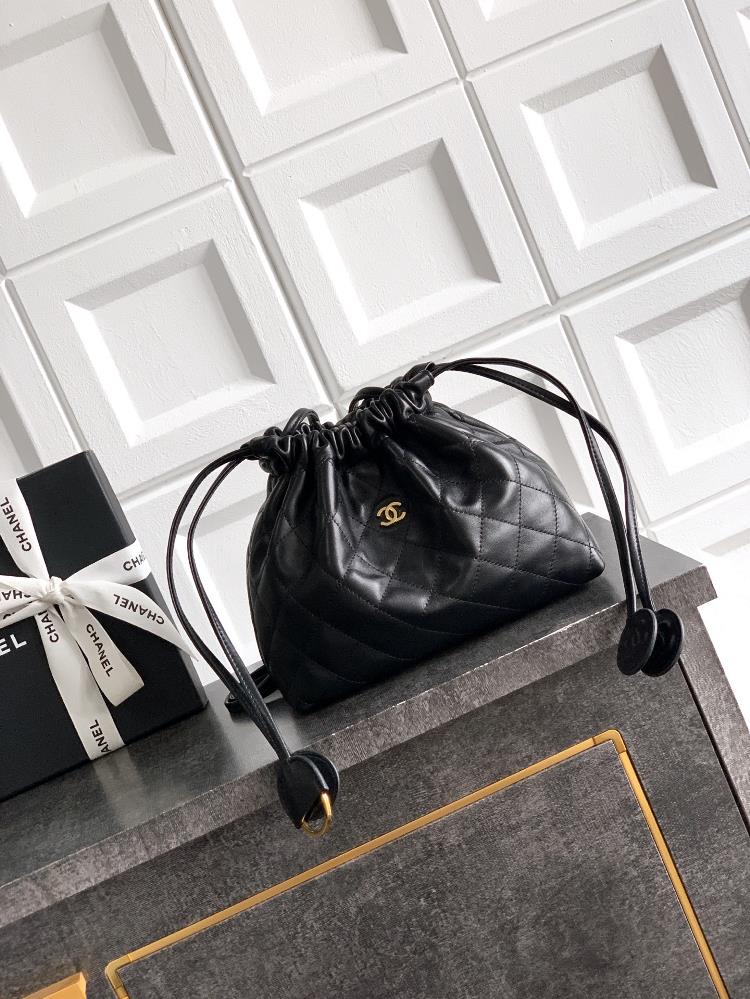 OHANEL black lucky bag classic diamond patterned soft leather metal double CLogo is highly recognizable Drawstring drawstring design practical and